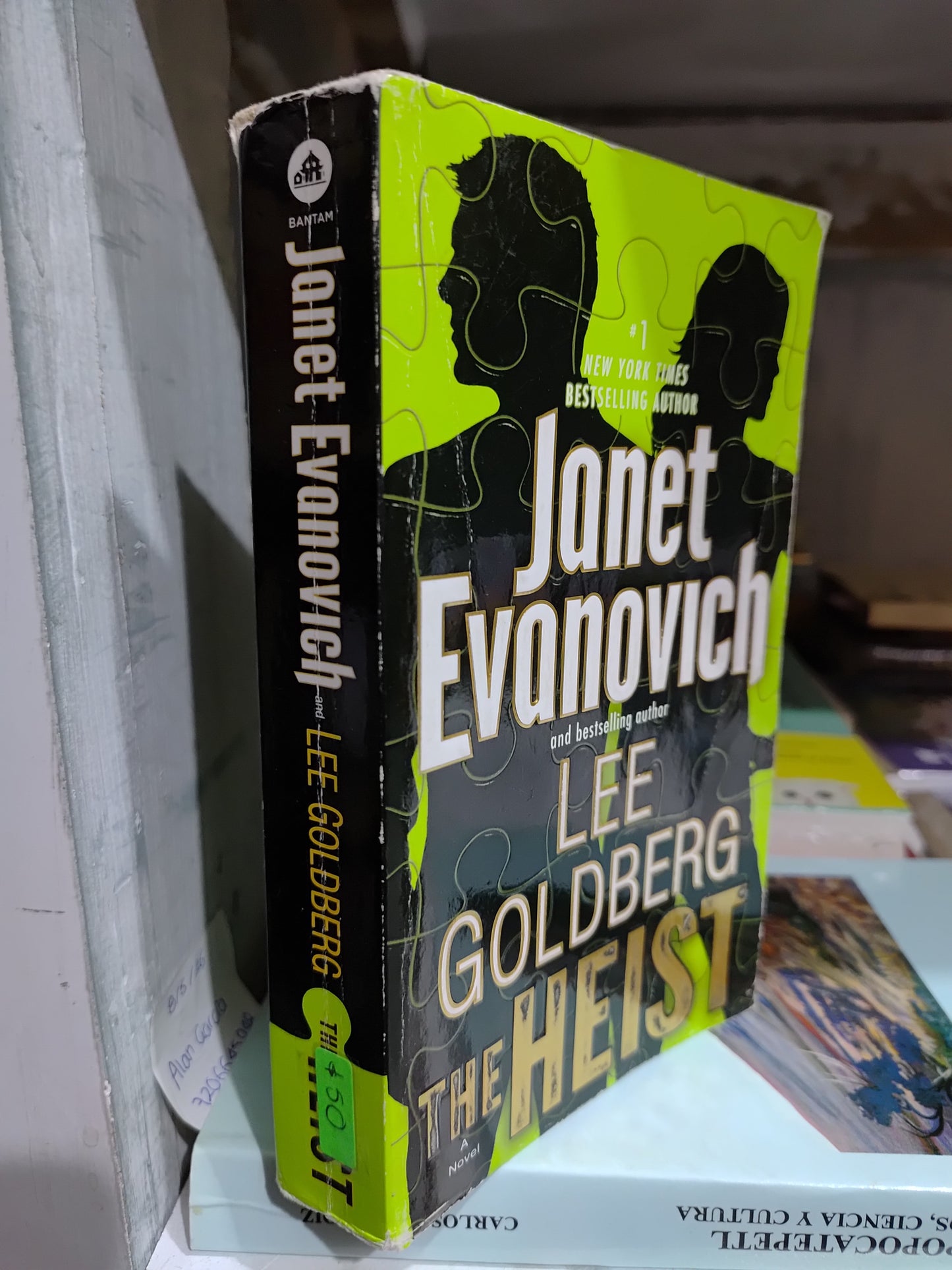 THE HEIST POR  JANET EVANOVICH USADO IDIOMAS JUAREZ