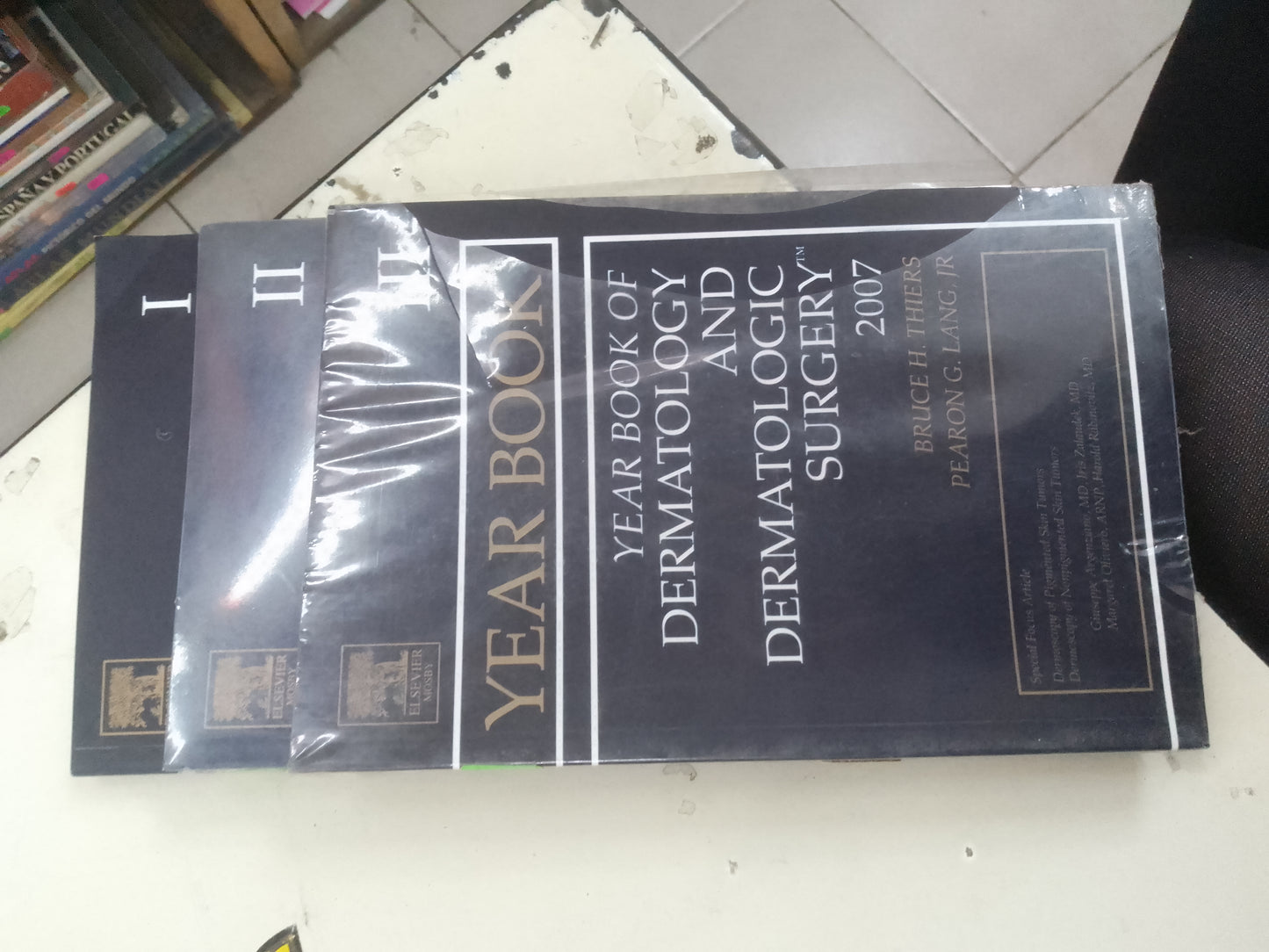 YEAR BOOK OF DERMATOLOGY AND DERMATOLOGIC SURGERY 2007 VOLÚMENES I, II Y III POR BRUCE H. THIERS Y PEARON G. LANG, JR. $50 CADA VOLÚMEN USADO MEDICINA LITERARIO 207