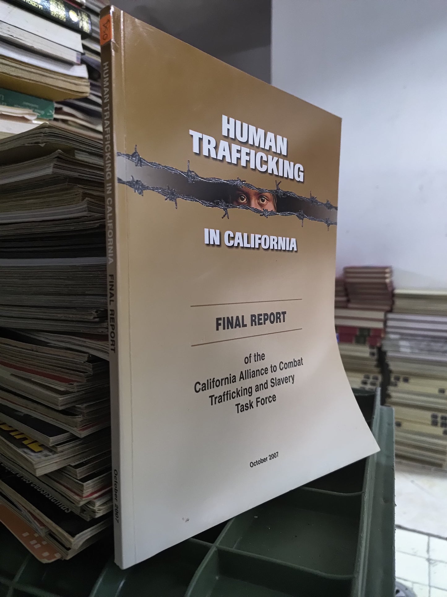 HUMAN TRAFFICKING IN CALIFORNIA POR VARIOS AUTORES USADO IDIOMAS JUAREZ 515