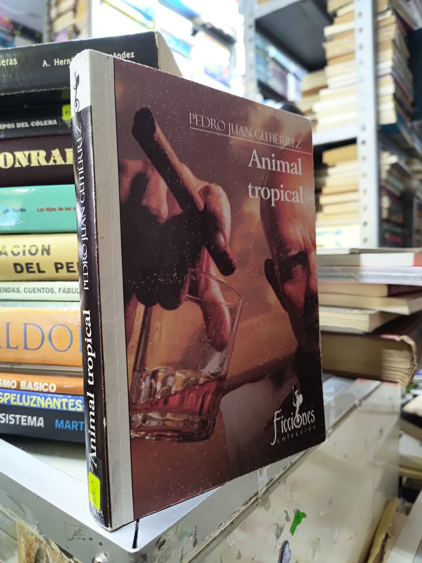 ANIMAL TROPICAL POR PEDRO JUAN GUTIERREZ USADO NOVELAS JUAREZ 507