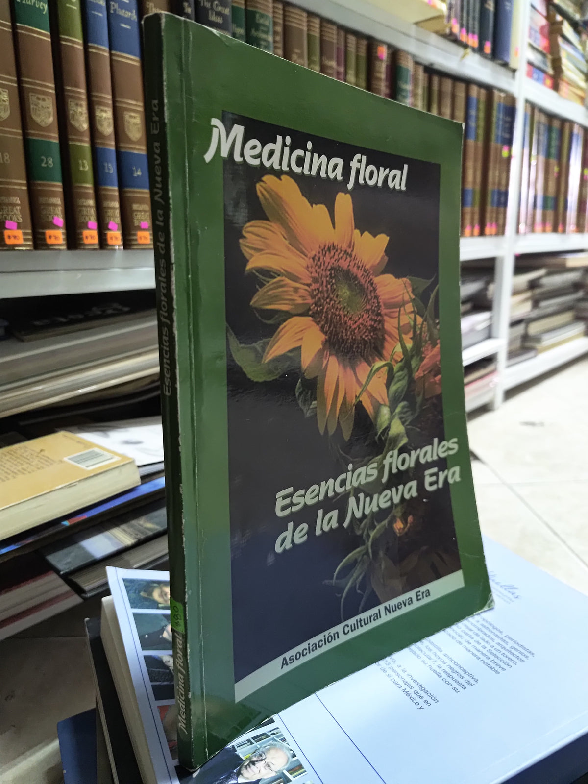 MEDICINA FLORAL ESCENCIAS FLORALES DE LA NUEVA ERA POR EDITORIAL NUEVA ERA USADO SALUD JUAREZ 515