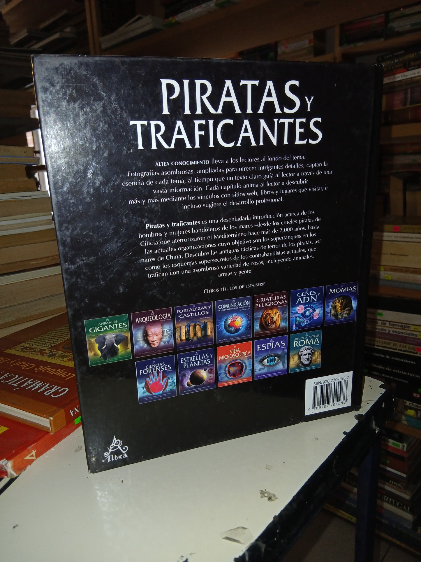 PIRATAS Y TRAFICANTES POR MOIRA BUTTERFIELD USADO INFANTIL LITERARIO 207