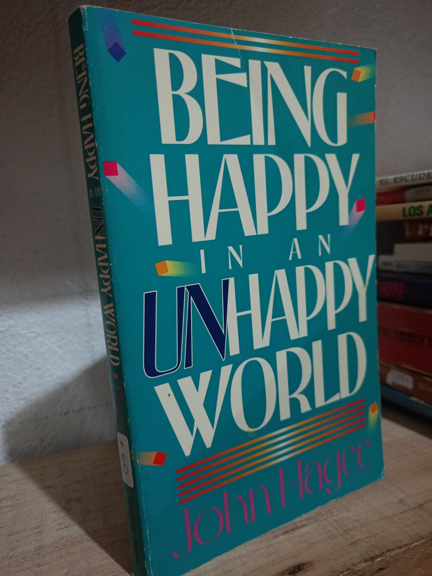 BEING HAPPY IN AN UN HAPPY WORLD POR JOHN HAGEE USADO IDIOMAS LITERARIO 305