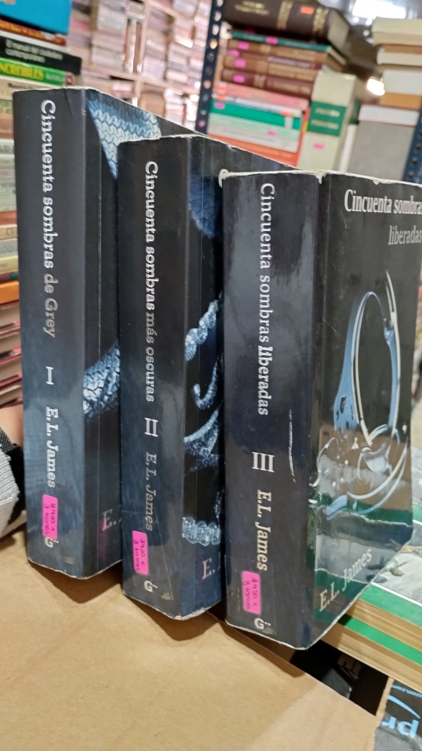CINCUENTA SOMBRAS DE GREY POR E I JAMES 3 TOMOS LIBRO USADO NOVELAS ALDAMA