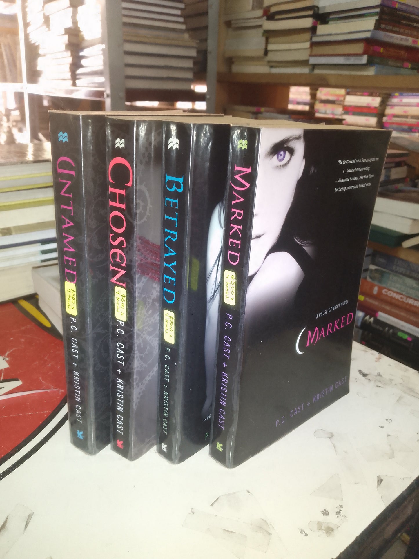 HOUSE OF NIGHT (SAGA): 1. MARKED, 2. BETRAYED, 3. CHOSEN, 4. UNTAMED POR P.C. CAST Y KRISTIN CAST (4 TOMOS X $500) USADO NOVELA LITERARIO 207